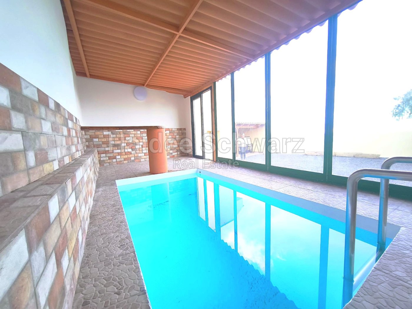 Freistehendes Haus mit 4 Schlafzimmern und Pool